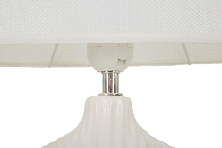 Bordlampe i hvid, keramik, jern og stof – 28x5x15 cm