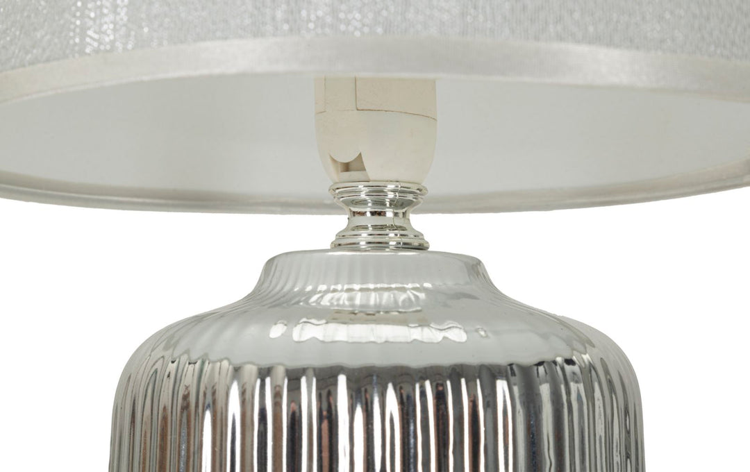 Glam bordlampe i keramik, jern og stof – 20x29 cm