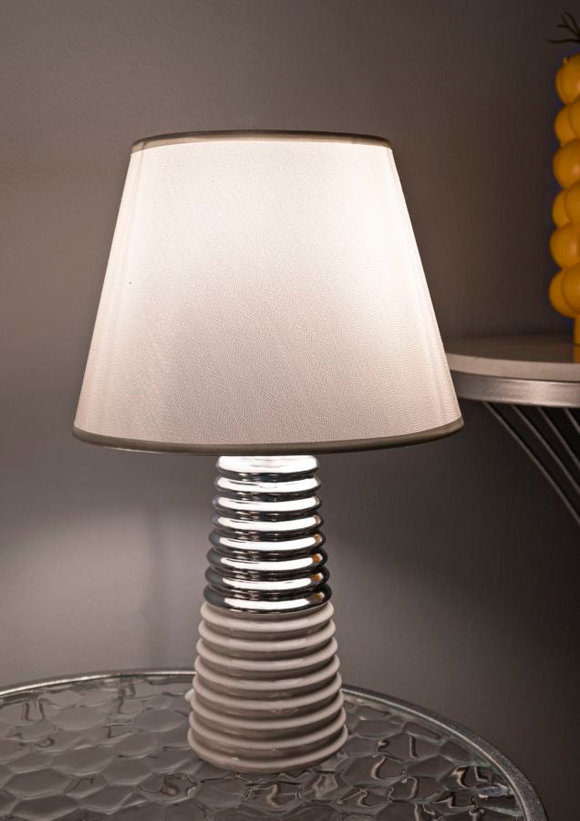 Glam bordlampe i keramik, jern og stof – 25x41 cm