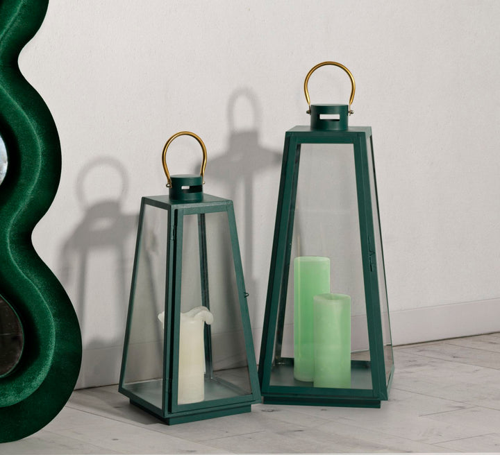 Glam lanterner i jern og glas, grøn og guldfarvet – 25x25x57 og 20x20x45 cm