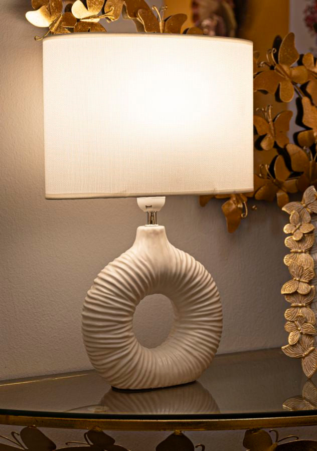 Bordlampe i hvid, keramik, jern og stof – 28x5x15 cm