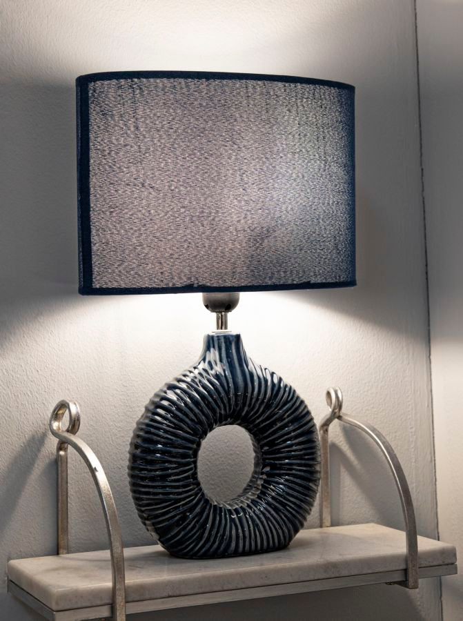 Bordlampe i keramik, jern og stof – 28x5x15 cm