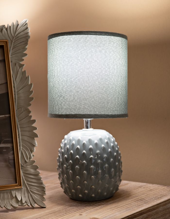 Moderne bordlampe i keramik, metal og stof  – 14x27 cm