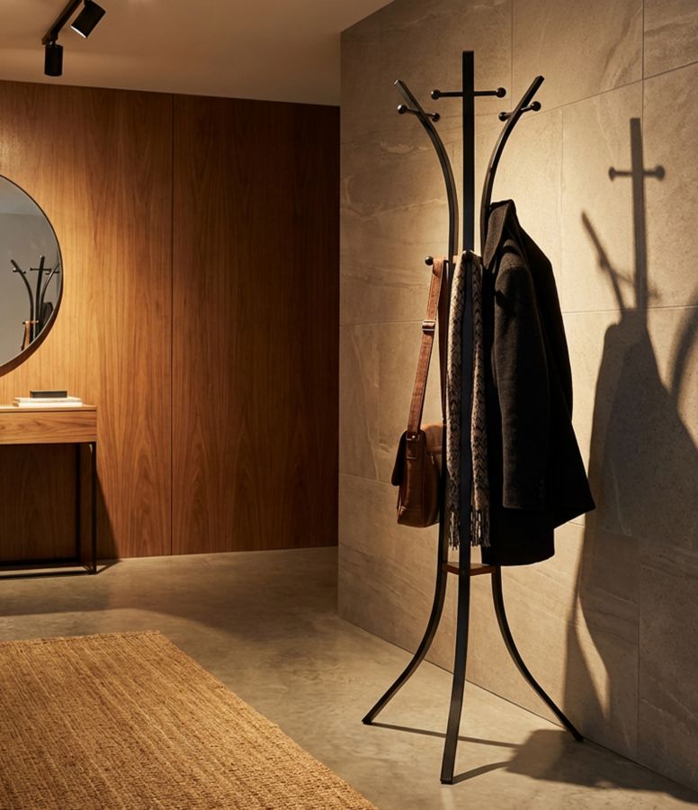 X COAT RACK – Tøjstativ i metal og træ (52 x 63 x 183 cm)