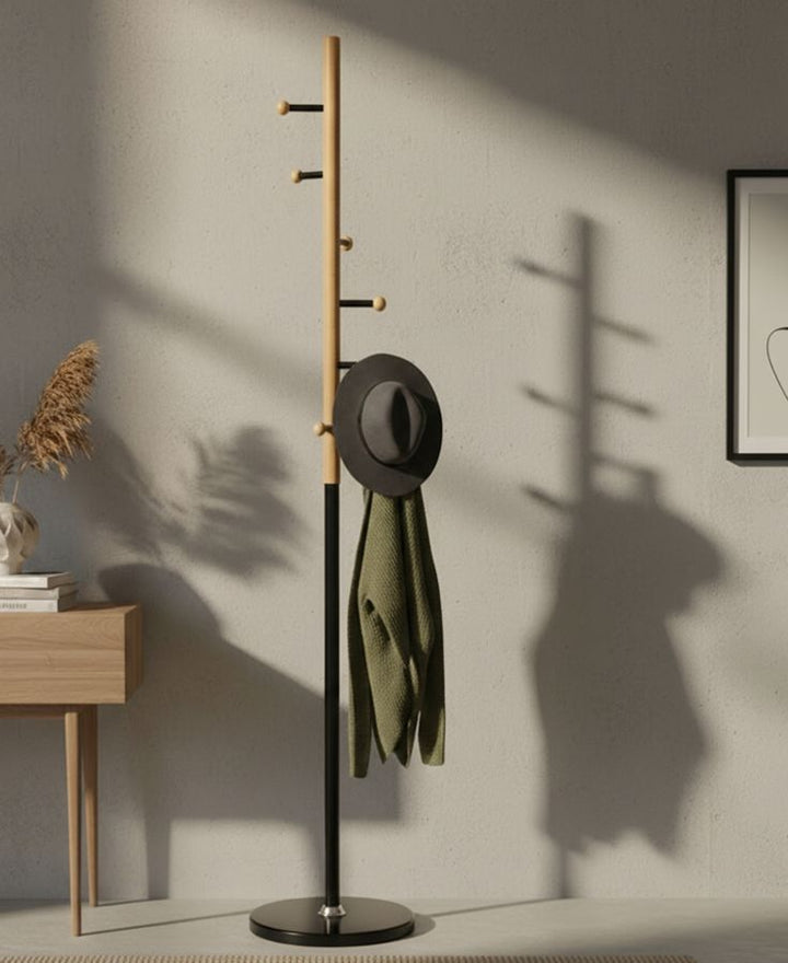 STEP COAT RACK – Tøjstativ i sort og træ (Ø37 x 172 cm)