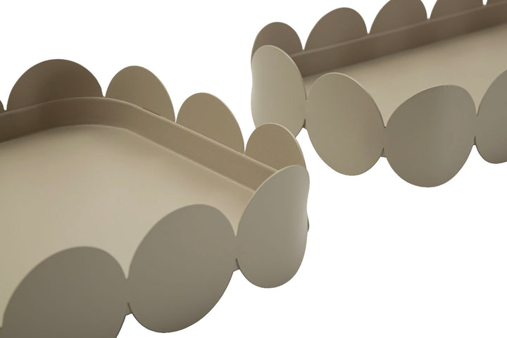 SATURN TRAY RECT. – Sæt med 2 rektangulære bakker i dove grey (40 x 16,5 x 4,5 cm / 29 x 12 x 4,5 cm)
