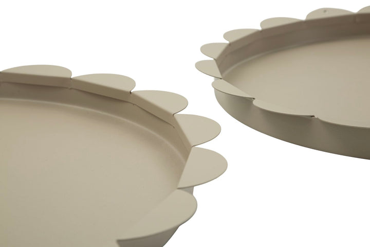 SATURN TRAY – Sæt med 2 runde bakker i dove grey (Ø33 cm / Ø27,5 cm)