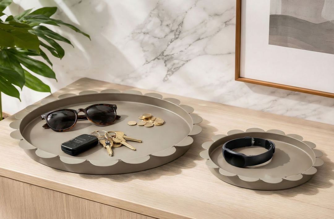SATURN TRAY – Sæt med 2 runde bakker i dove grey (Ø33 cm / Ø27,5 cm)
