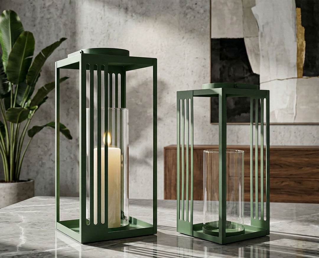 LINEE LANTERN – Sæt med 2 lanterner i grøn (18,3 x 18,3 x 43,5 cm / 15 x 15 x 36,5 cm)