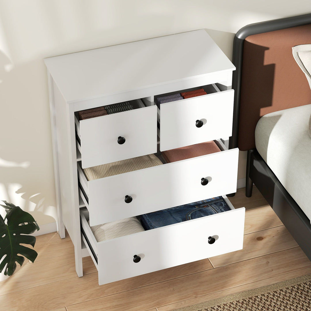 Åben skuffe i hvid kommode med tøj
