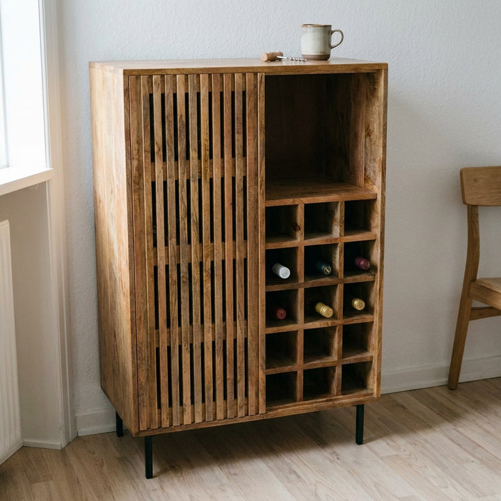 Vinreol med flasker og skydedør i gitterdesign på skænk i mango