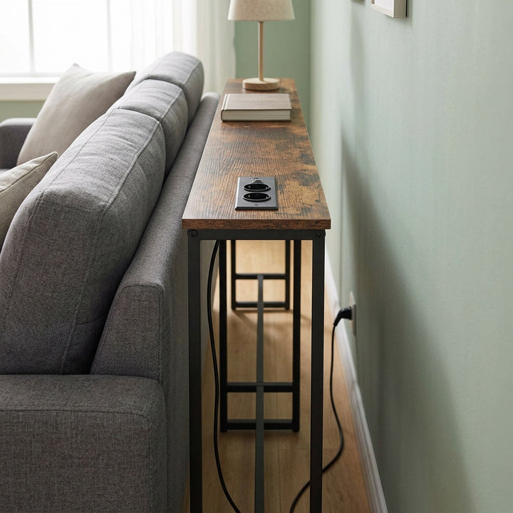 Smalt konsolbord set fra enden bag sofa viser smal dybde