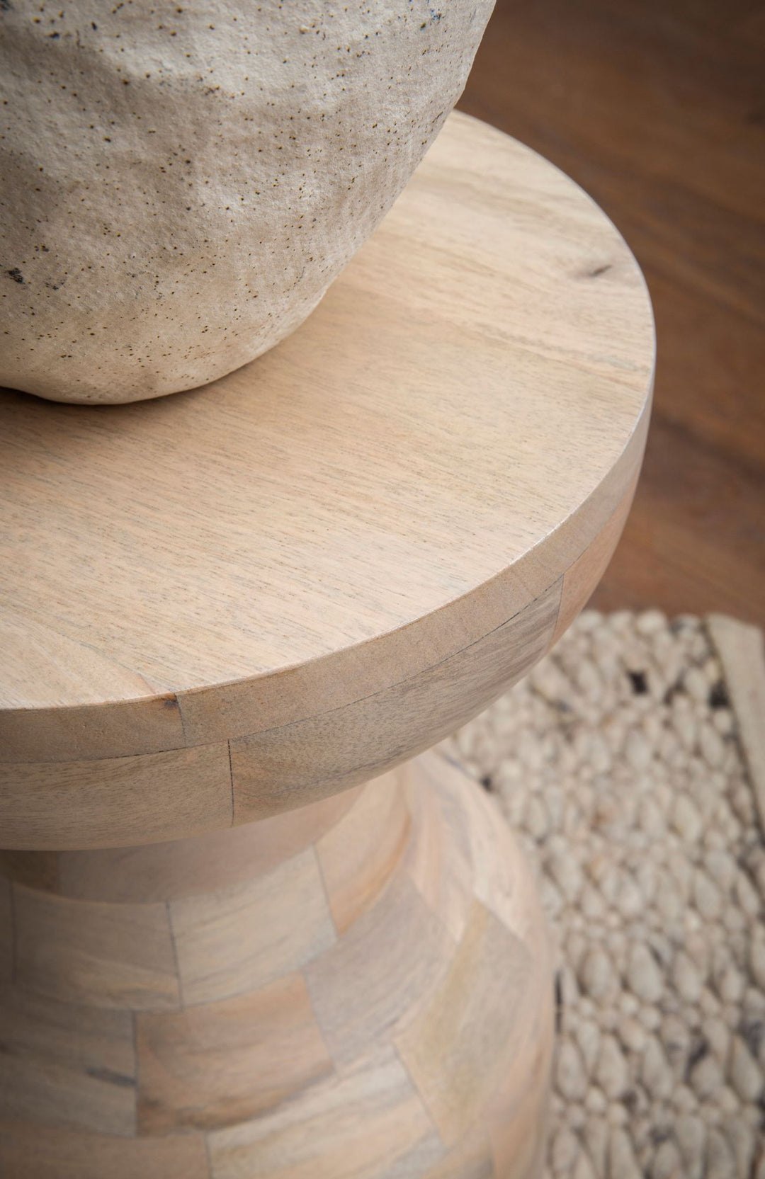 Sidebord i mangotræ, massivt, naturligt bleget, 30x30x42,5 cm, lille lysebrunt rundt sidebord, moderne stuebord, sofabord, højt plantebord