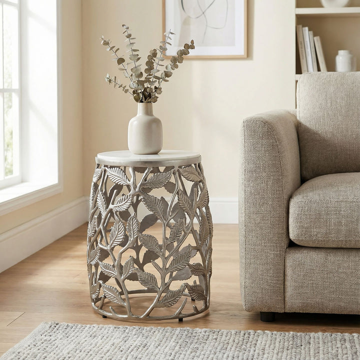 Rundt Sidebord 40 cm i Sølv Aluminium med Hvid Marmorbordplade – Moderne Designbord