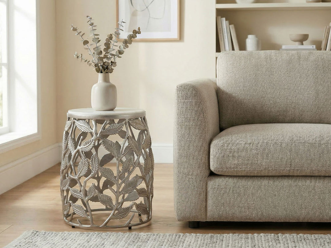 Rundt Sidebord 40 cm i Sølv Aluminium med Hvid Marmorbordplade – Moderne Designbord