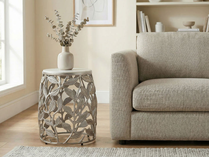 Rundt Sidebord 40 cm i Sølv Aluminium med Hvid Marmorbordplade – Moderne Designbord