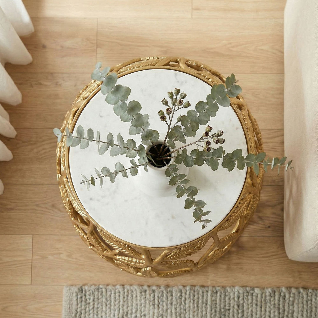 Rundt Sidebord 40 cm i Guld Aluminium med Hvid Marmorbordplade – Moderne Designbord