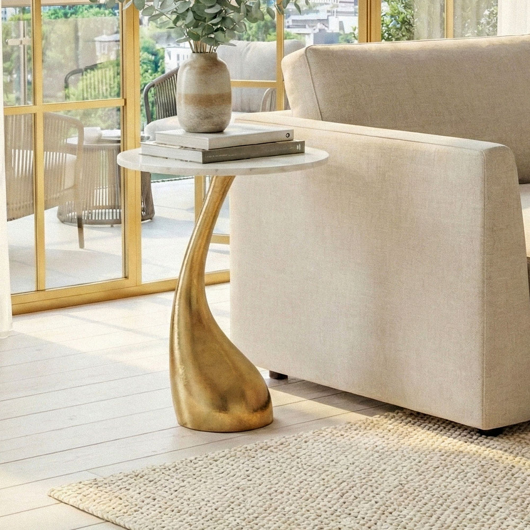 Rundt Sidebord 45 cm i Guld Aluminium med Hvid Marmorbordplade – Moderne Designbord