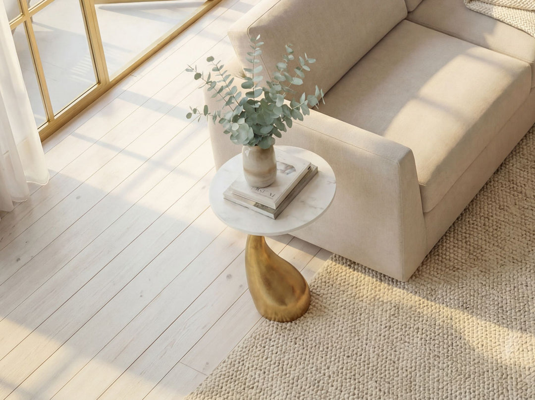 Rundt Sidebord 45 cm i Guld Aluminium med Hvid Marmorbordplade – Moderne Designbord