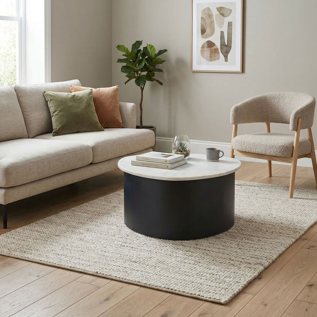 Sofabord 63 cm med Hvid Marmorbordplade – Sort Aluminium i Organisk Design
