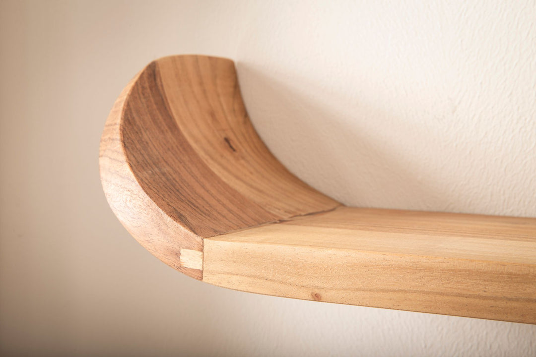 Mango vægreol i massivt træ 120 cm · Hængende hylde med buede ender · Håndlavet svævende hylde i moderne design · Hylde lavet af ægte træ