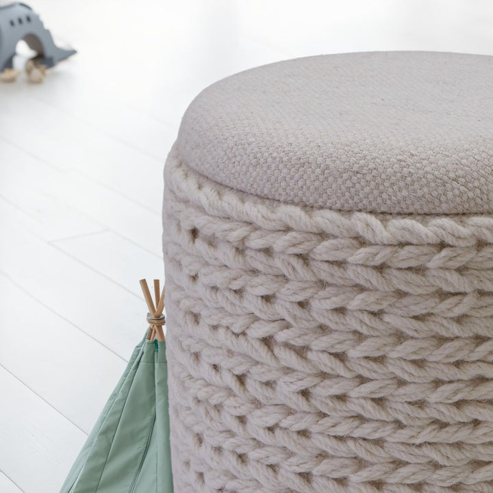 Uldpuf med opbevaring, rund, 40x40x45 cm, med aftageligt låg, håndlavet sidebord i boho-stil, cremehvid