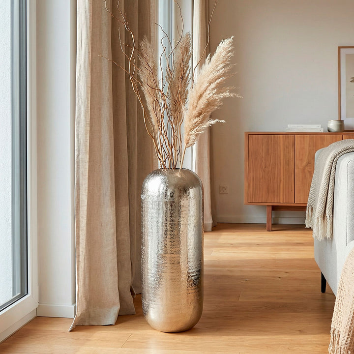 Gulvfarvet vase 60 cm i Sølv Aluminium – Stor Rund Metalvase til Boligindretning
