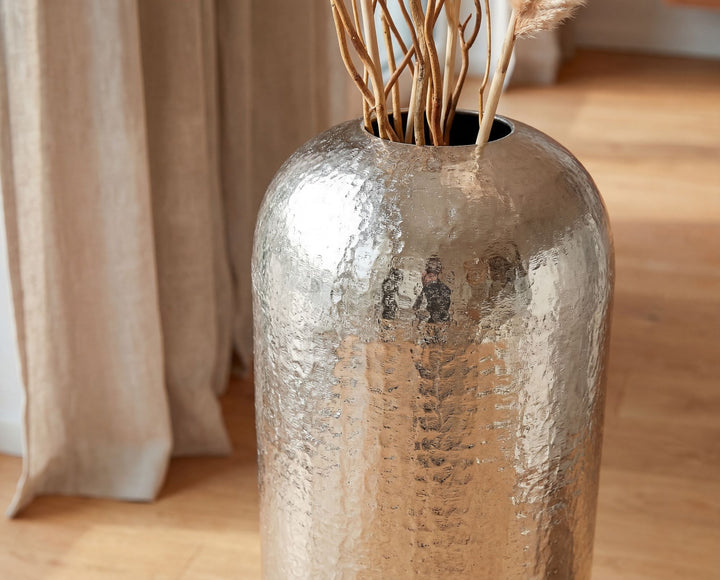 Gulvfarvet vase 60 cm i Sølv Aluminium – Stor Rund Metalvase til Boligindretning