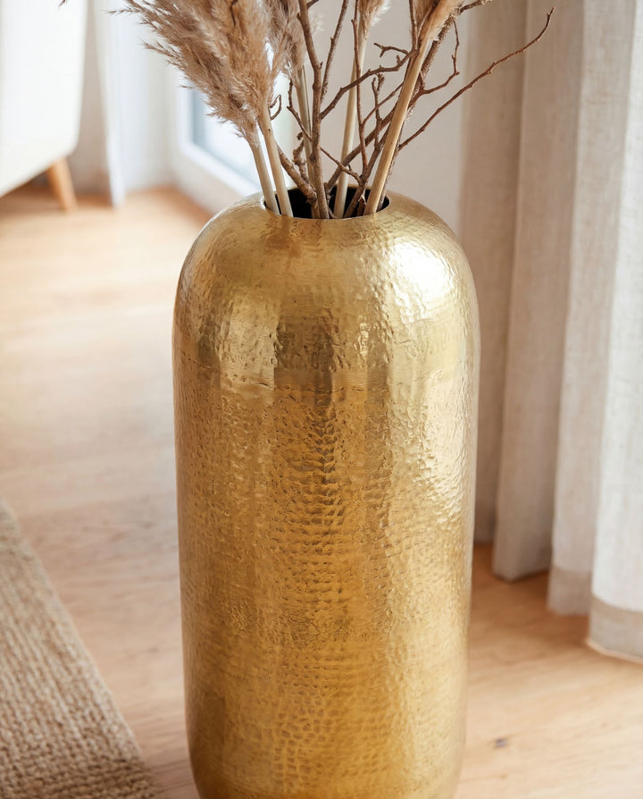 Guldfarvet Gulvvase 60 cm i Aluminium – XL Designvase til Stuen