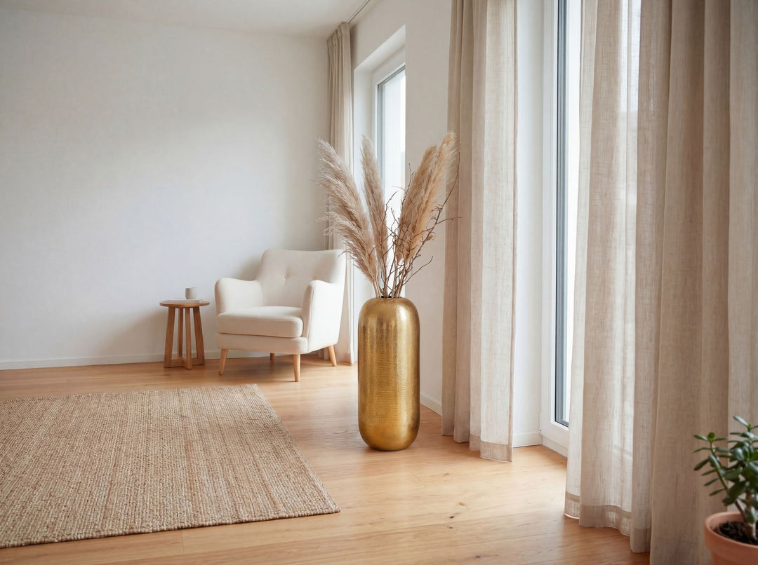 Guldfarvet Gulvvase 60 cm i Aluminium – XL Designvase til Stuen