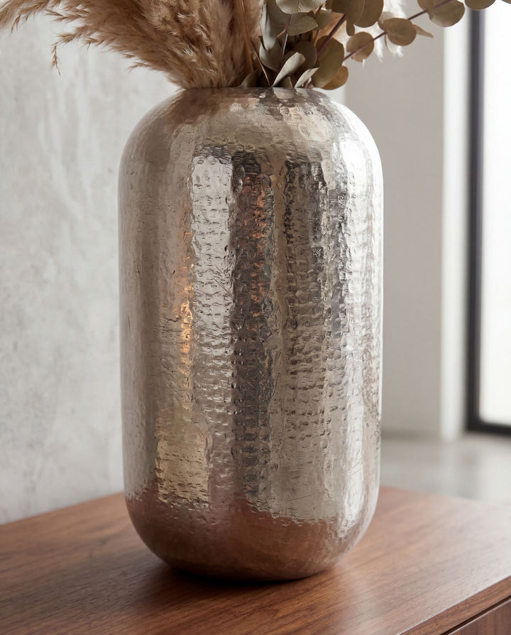 Dekovase 45 cm i Sølv Aluminium – Moderne Rund Metalvase til Boligindretning