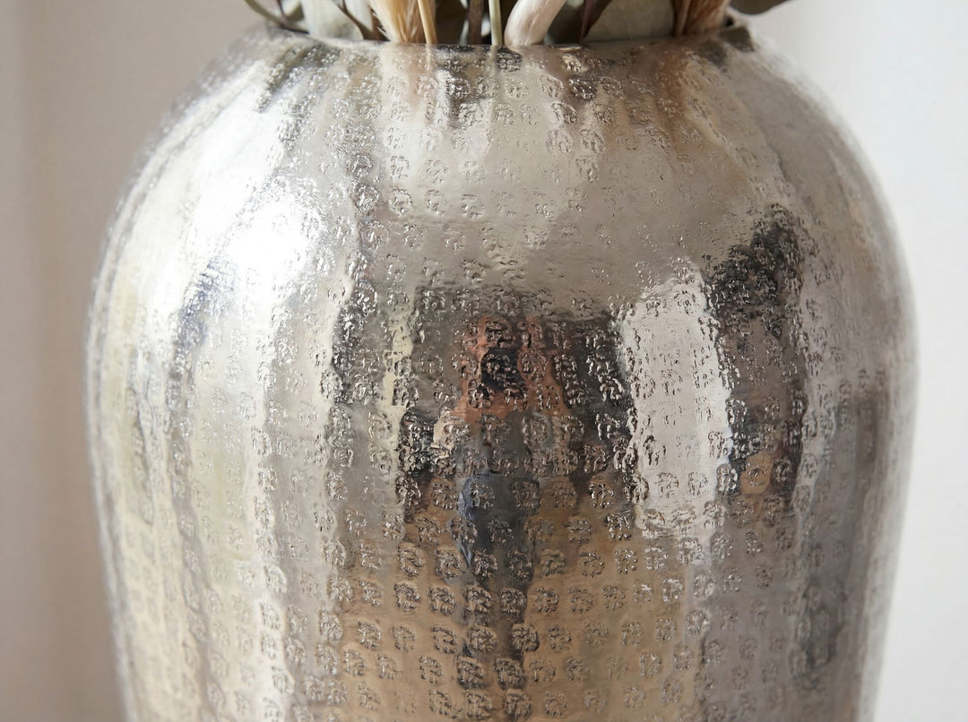 Dekovase 50 cm i Sølv Aluminium – Moderne Rund Metalvase til Boligindretning