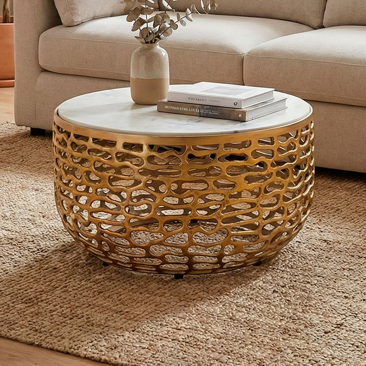 Designer sofabord i metal, guldfarvet med hvid marmorbordplade, 60 cm rundt, håndlavet