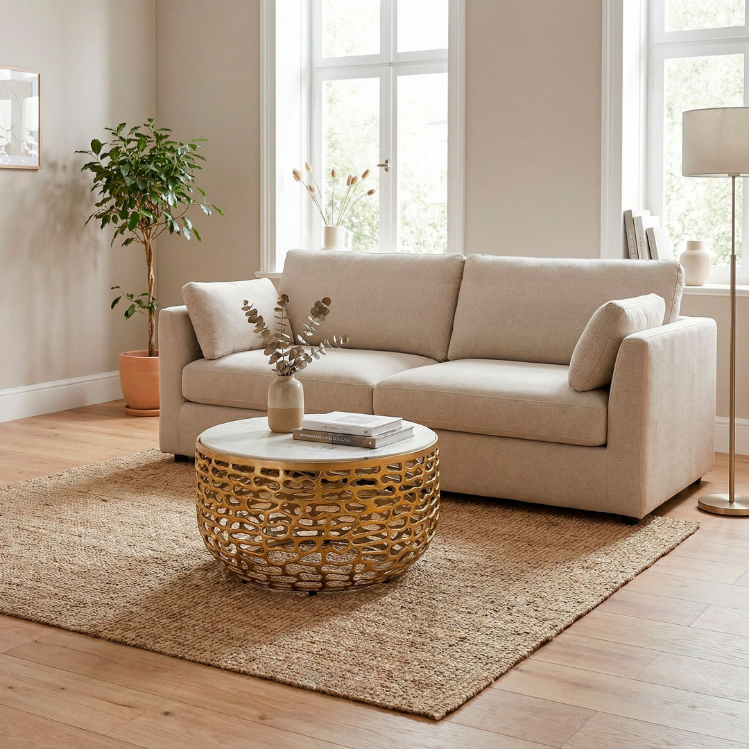 Designer sofabord i metal, guldfarvet med hvid marmorbordplade, 60 cm rundt, håndlavet