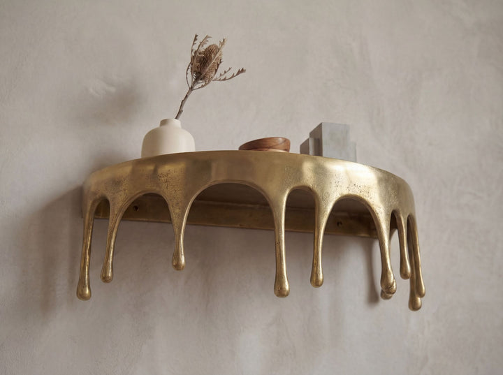 Væghylde 60 cm i Guldfarvet Aluminium – Moderne Dråbeformet Designhylde