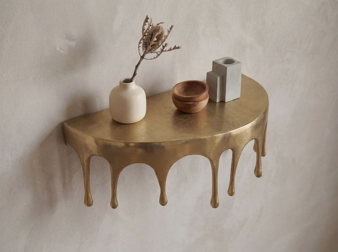 Væghylde 60 cm i Guldfarvet Aluminium – Moderne Dråbeformet Designhylde