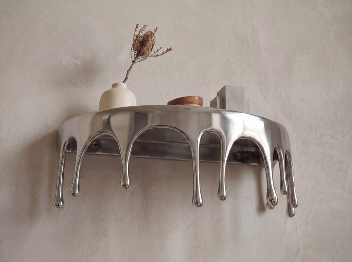 Væghylde 35 cm i Sølvfarvet Aluminium – Dråbeformet Designhylde i Metal