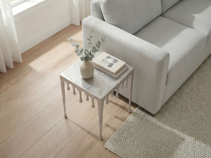 Kvadratisk sidebord i aluminium - 45,5 cm - Sølvfarvet - Dråbedesign - Håndlavet