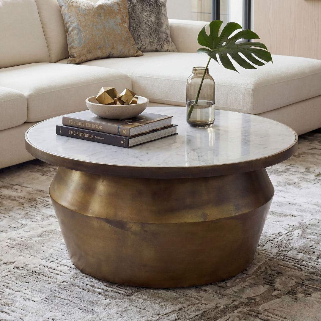 Sofabord 60 cm med hvid marmorbordplade – rundt sofabord i aluminium – moderne designbord og loungebord – elegant håndlavet sidebord til stuen