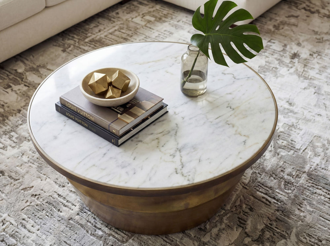Sofabord 60 cm med hvid marmorbordplade – rundt sofabord i aluminium – moderne designbord og loungebord – elegant håndlavet sidebord til stuen