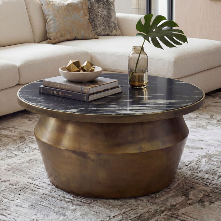 Sofabord 60 cm med sort marmorbordplade – rundt sofabord i aluminium – moderne designbord og loungebord – elegant håndlavet sidebord til stuen