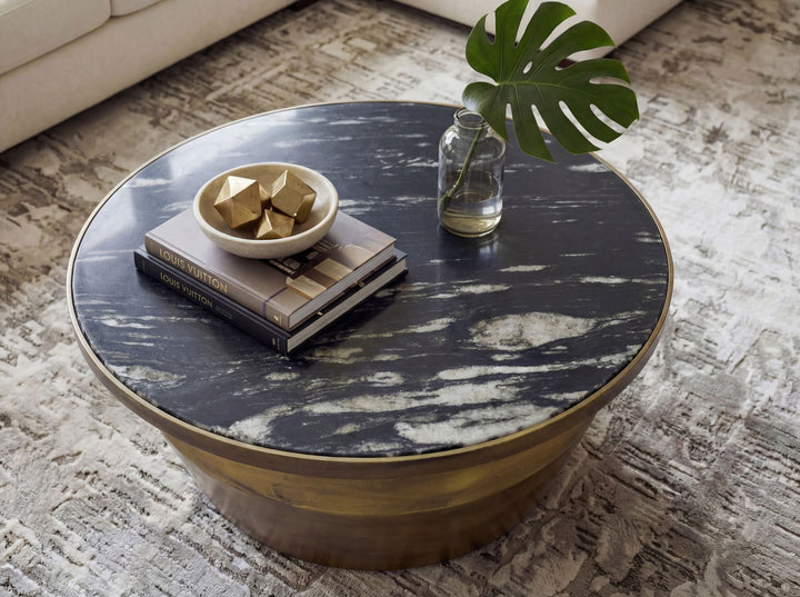 Sofabord 60 cm med sort marmorbordplade – rundt sofabord i aluminium – moderne designbord og loungebord – elegant håndlavet sidebord til stuen