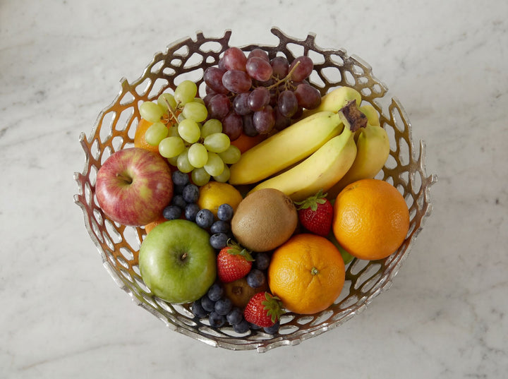 Frugtskål i sølvfarvet metal 46 cm – rund borddekoration – moderne frugtskål med fod i aluminium – elegant dekorationsskål – håndlavet frugtkurv
