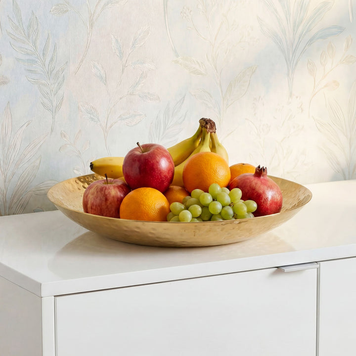 Frugtskål i guldfarvet metal 50 cm – rund borddekoration – moderne frugtskål med hamret finish i aluminium – elegant håndlavet skål