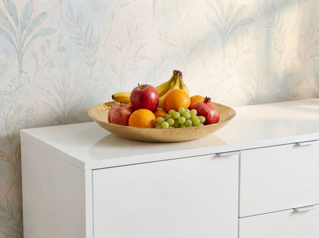 Frugtskål i guldfarvet metal 36 cm – rund borddekoration – moderne frugtskål med hamret finish i aluminium – elegant håndlavet skål