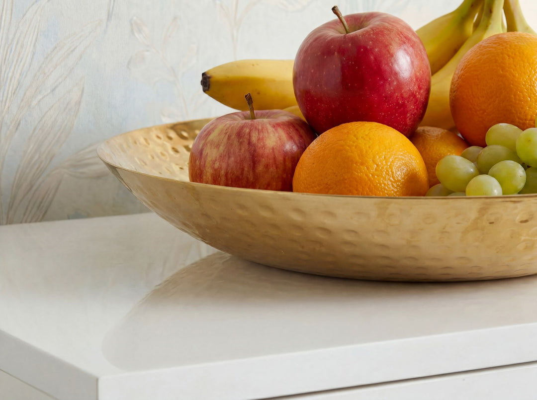 Frugtskål i guldfarvet metal 36 cm – rund borddekoration – moderne frugtskål med hamret finish i aluminium – elegant håndlavet skål