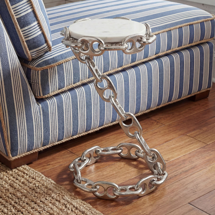 Sidebord i metal med hvid marmorbordplade 31 cm – rundt moderne sidebord i sølvfarvet metal med kædestel – elegant håndlavet sofa- og loungebord