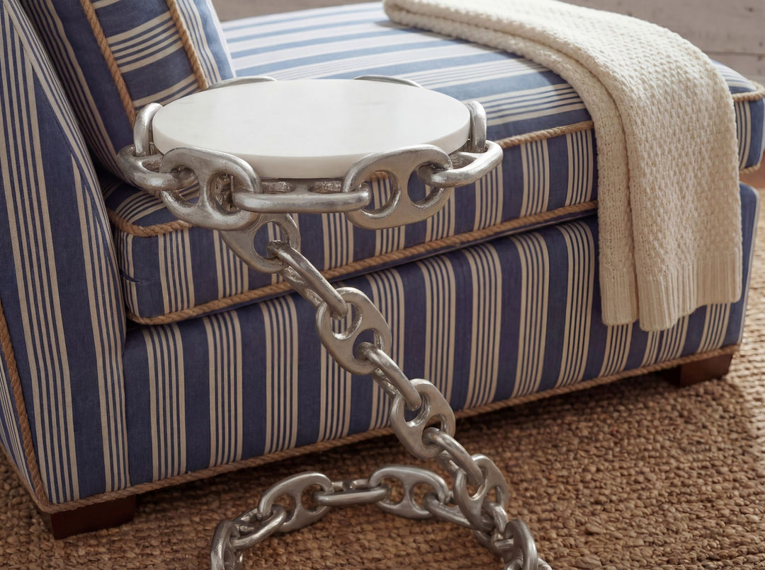 Sidebord i metal med hvid marmorbordplade 31 cm – rundt moderne sidebord i sølvfarvet metal med kædestel – elegant håndlavet sofa- og loungebord