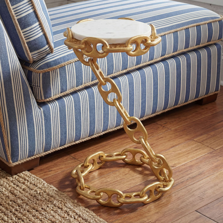 Sidebord i metal med hvid marmorbordplade 31 cm – rundt moderne sidebord i guldfarvet metal med kædestel – elegant håndlavet sofa- og loungebord