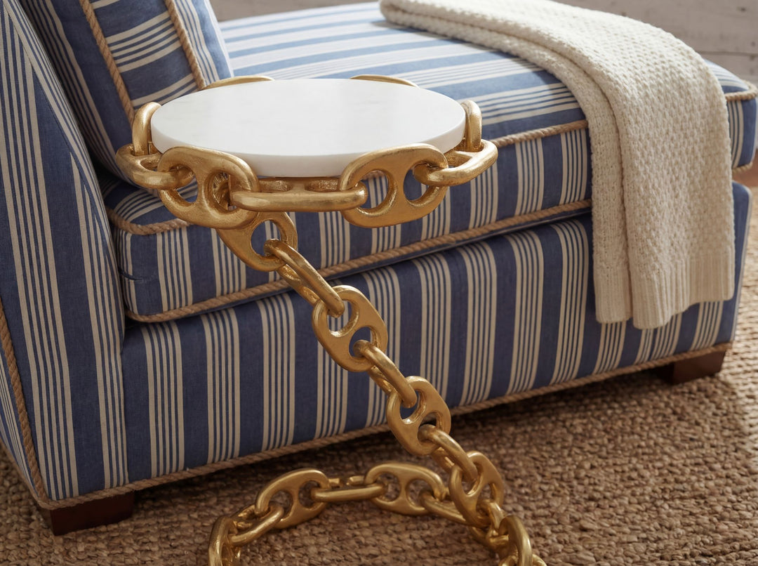 Sidebord i metal med hvid marmorbordplade 31 cm – rundt moderne sidebord i guldfarvet metal med kædestel – elegant håndlavet sofa- og loungebord